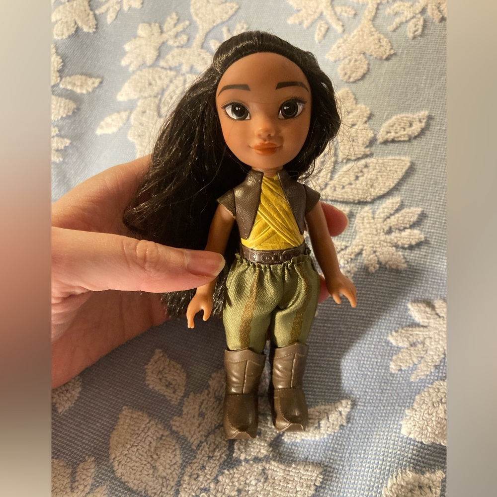 B1G2 - Fashion Doll Disney Princess Raya Small - Buy 1, Get 2 FREE